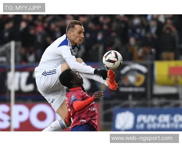 亚眠与克莱蒙激战正酣比分胶着双方争夺关键三分